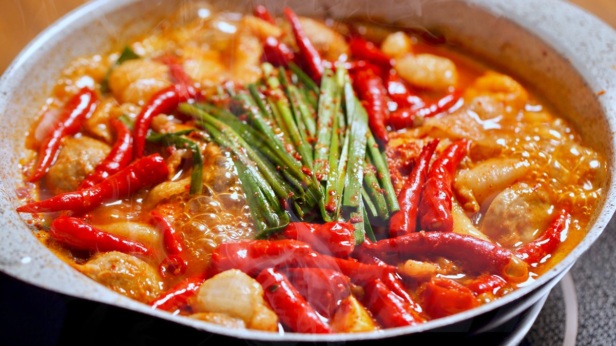 日式麻辣鍋也要「吃到飽」，名古屋辣味噌鍋700有找，牛豬雞肉和配菜隨你吃