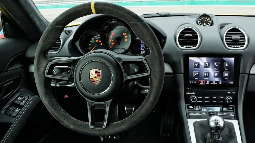 718 Cayman方向盤以Alcantara皮革包覆，若想要再減輕車重，可以將保時捷通訊管理系統移除。(圖片來源/ Porsche)