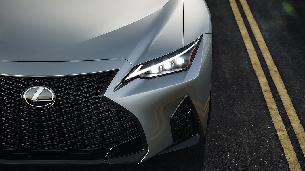 新式樣頭燈輪廓更為修長、銳利。(圖片來源/ Lexus)