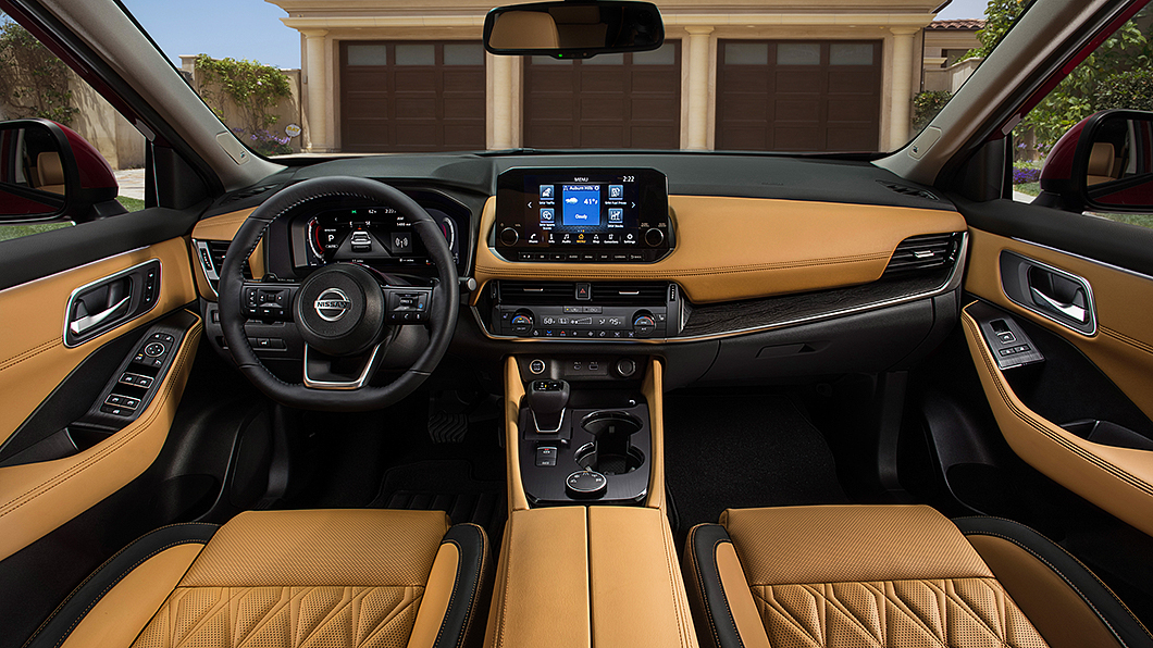 車內透過HUD抬頭顯示器、全數位儀表板與大尺寸中控螢幕建構數位化座艙。(圖片來源/ Nissan)
