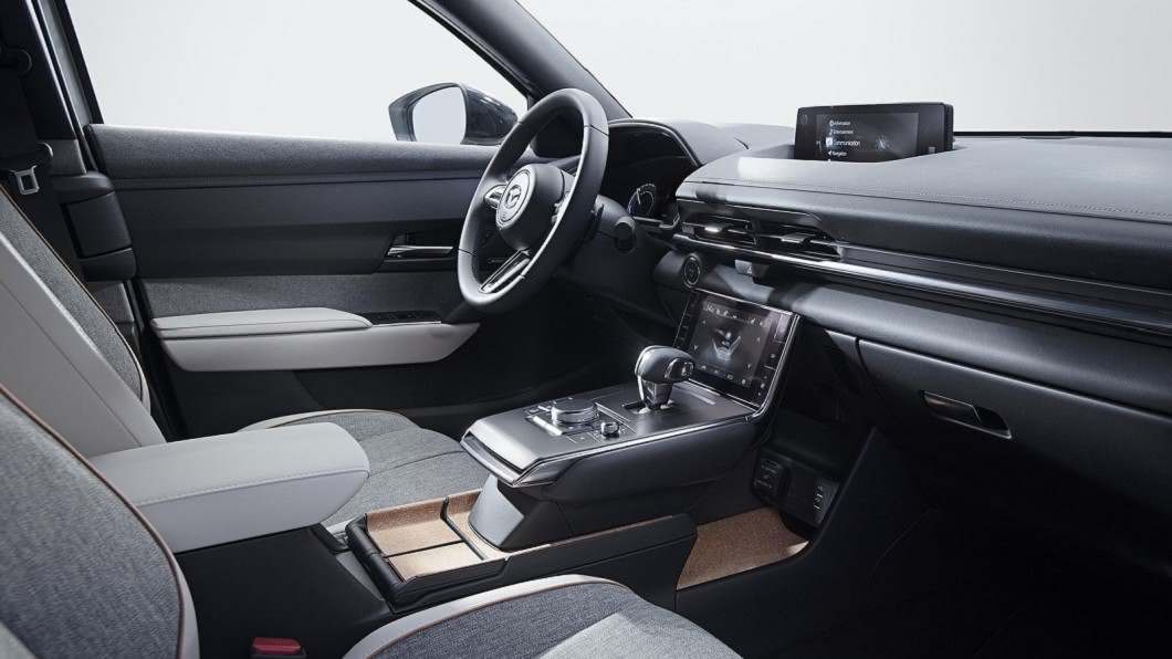 車內多組液晶顯示螢幕，搭配木質飾板，帶來融合科技與東方美學的設計感。(圖片來源/ Mazda)