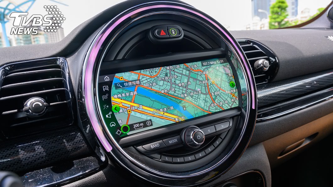 試駕車展示列為選配的8.8吋彩色中控螢幕。