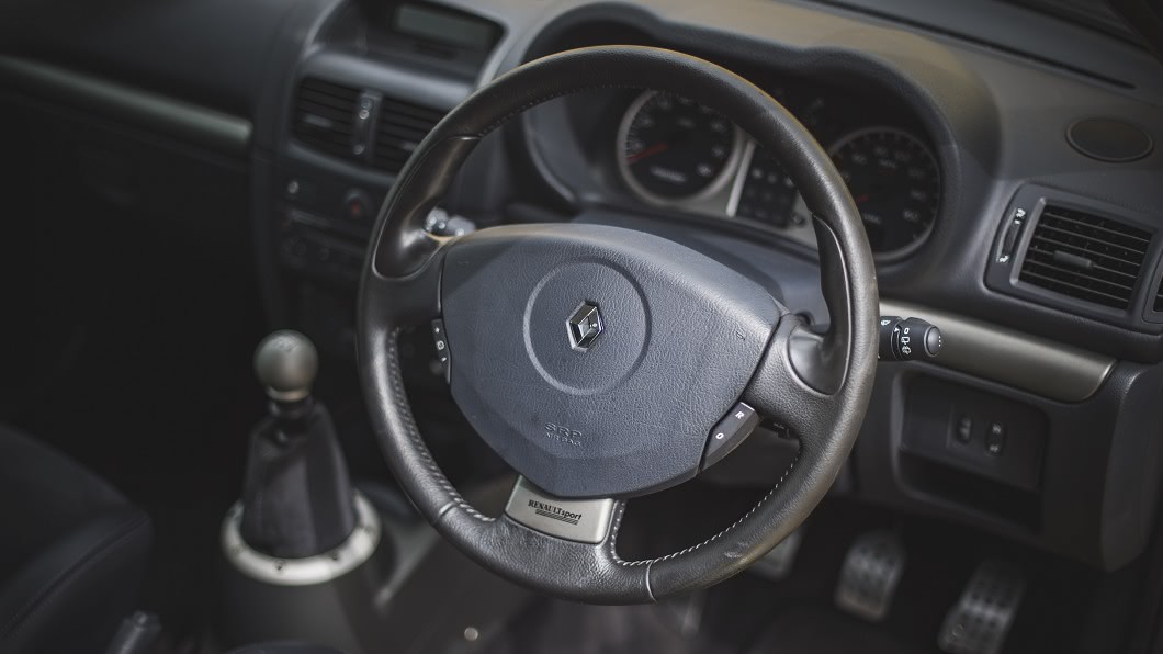 Renault Clio V6 配備3.0升V6引擎，以及六速手排變速箱。(圖片來源/ The Market)
