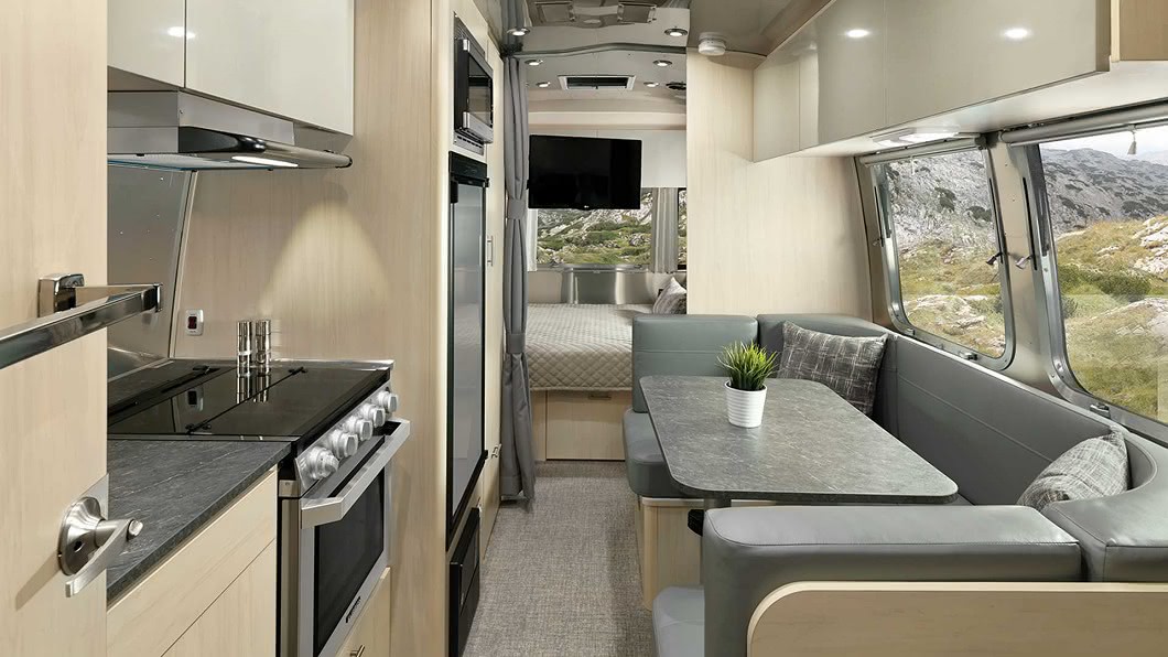 露營車內的配置也都大幅度更新，包含浴室和廚房水槽均採用不鏽鋼材質，水龍頭也同步升級更新。(圖片來源/ Airstream)