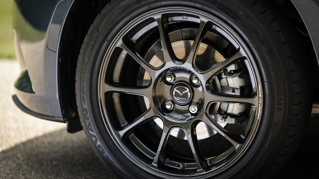 16吋的RAYS輪圈也帶來畫龍點睛的效果。(圖片來源/ Mazda)