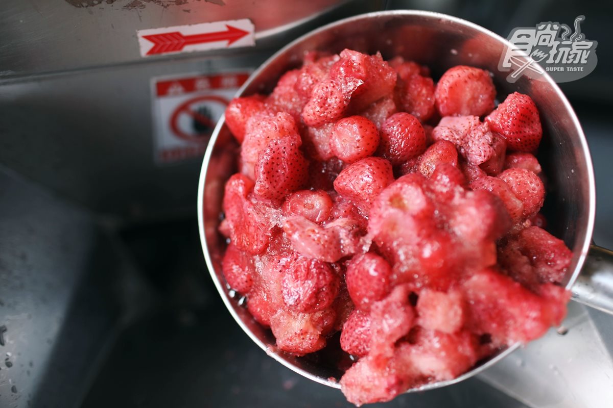 立馬降溫！基隆必吃「遠東泡泡冰」推經典組合，先吃超濃花生、百香果、草莓