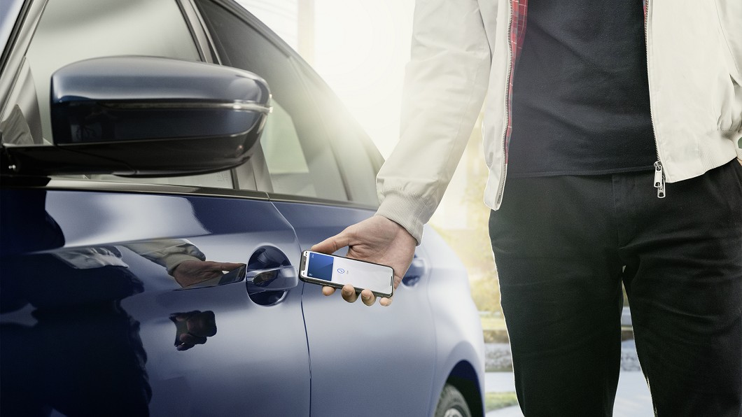 車主只要將iPhone或者Apple Watch放在車門附近，系統就會偵測到鑰匙。(圖片來源/ BMW)
