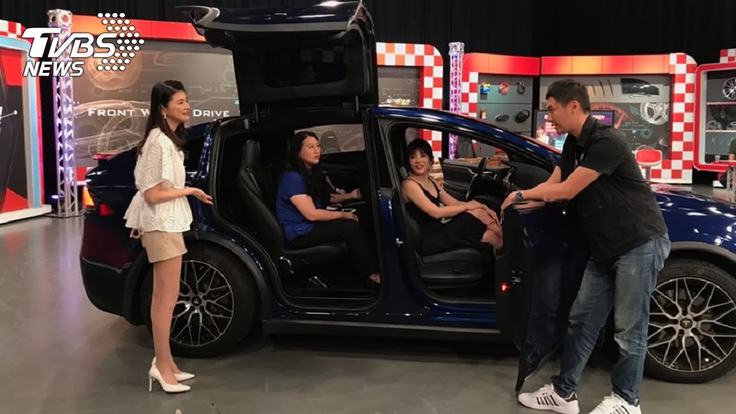 廖怡塵向江醫師夫妻、壯壯介紹Tesla Model X。(圖片來源/ 地球黃金線)