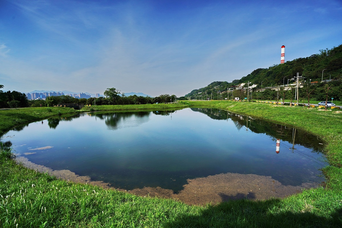 「心形鏡面湖」打卡了！新北河濱隱藏版景點「沐心池」，碎石步道年底完工