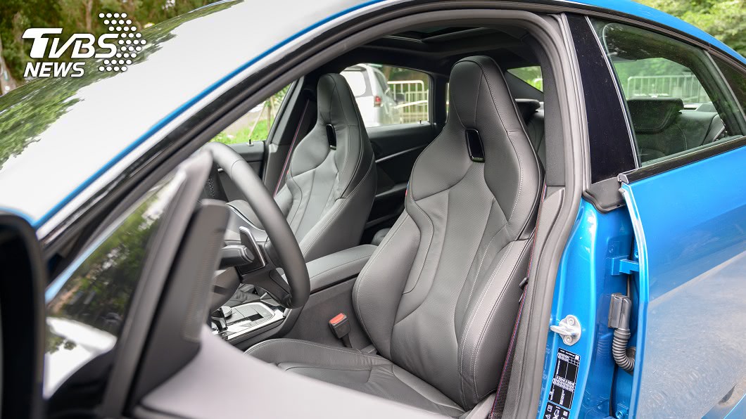 M235i xDrive Gran Coupe搭載Dakota真皮座椅及M款安全帶。