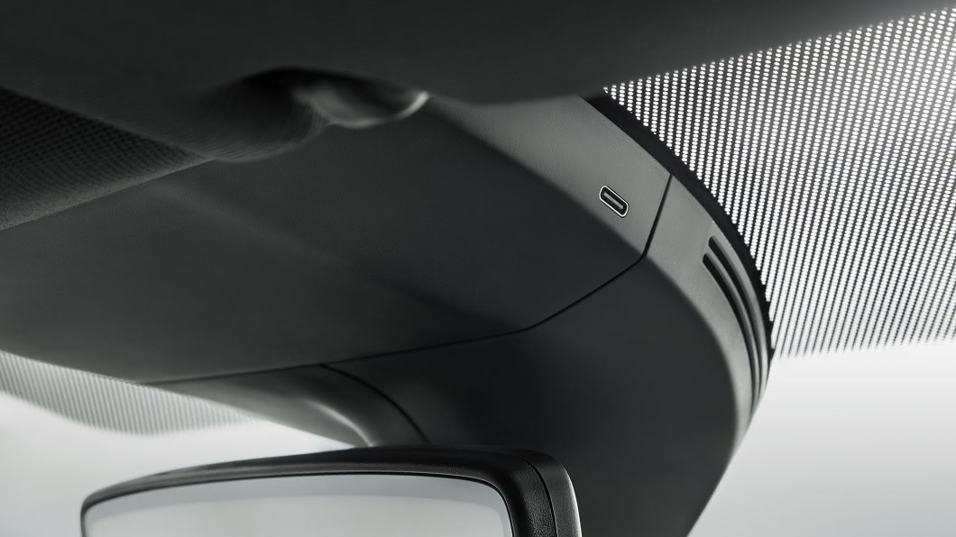 後照鏡座新增UBS-C插座，可以更便利安裝行車紀錄器。(圖片來源/ Škoda)