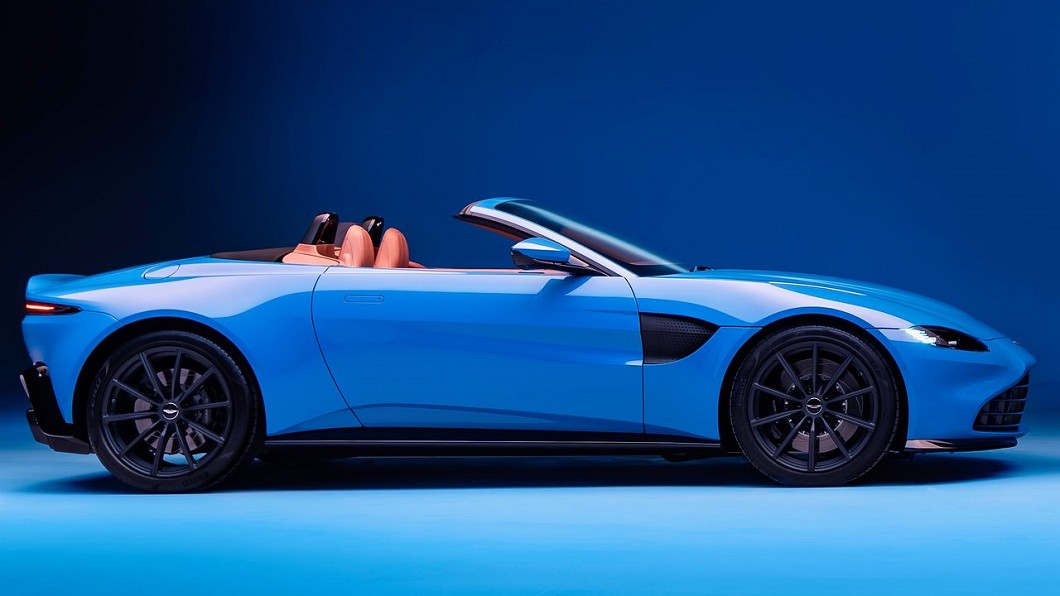 德哥形容Vantage Roadster車側採可樂瓶曲線，看起來額挪多姿。(圖片來源/ Aston Martin)