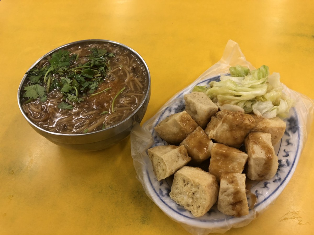 土城巷子內的流淚滷肉飯，半夜排隊的臭豆腐