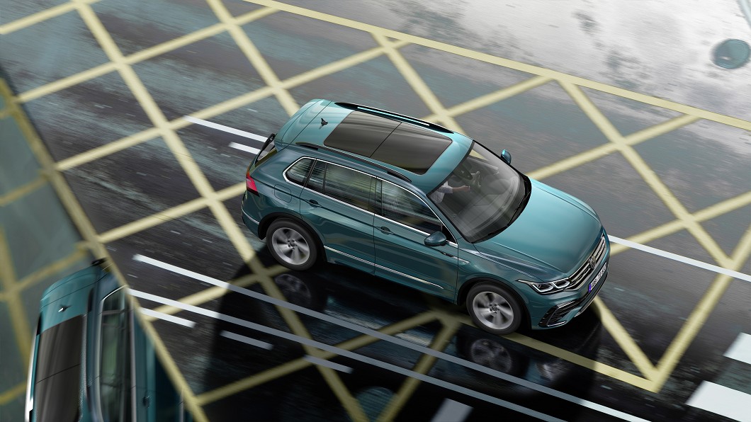 小改款Tiguan可選配依照小改款Tiguan可選配依道路速限標誌自動調整車速的自適應式巡航控制系統。(圖片來源/ Volkswagen)