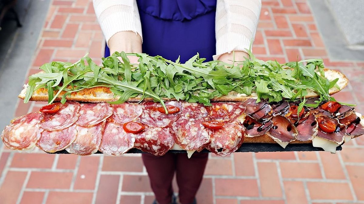 台南超浮誇隱藏版帕尼尼「我有46公分」！3種肉塞好塞滿，挑戰肉食族胃袋