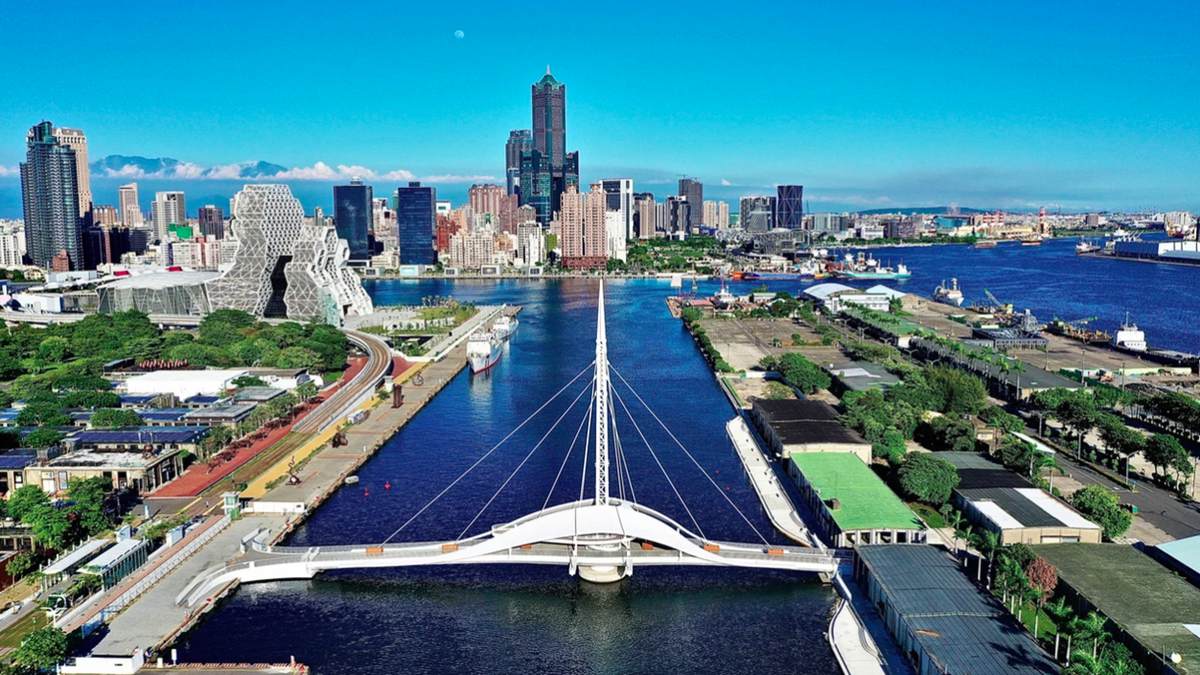會旋轉的「大港橋」今天開放！高雄打卡新點，來拍亞洲最長跨港旋轉橋
