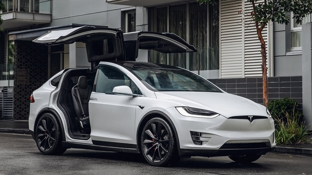 歐翼式車門大部分使用在超跑上，但Tesla Model X也罕見採用了歐翼式車門設計。(圖片來源/ Tesla)
