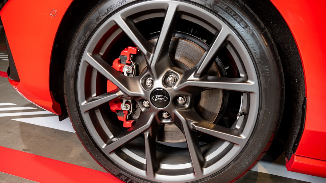 輪圈標配19吋鋁圈，而配胎則是Michelin Pilot Sport 4S性能胎，以對應所需的抓地力性能。(圖片來源/ Ford)
