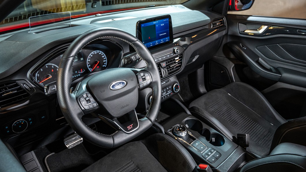 Ford Focus ST Wagon採用運動碳纖維紋路飾板搭配黑色頂篷，營造絕對性能氛圍。(圖片來源/ Ford)