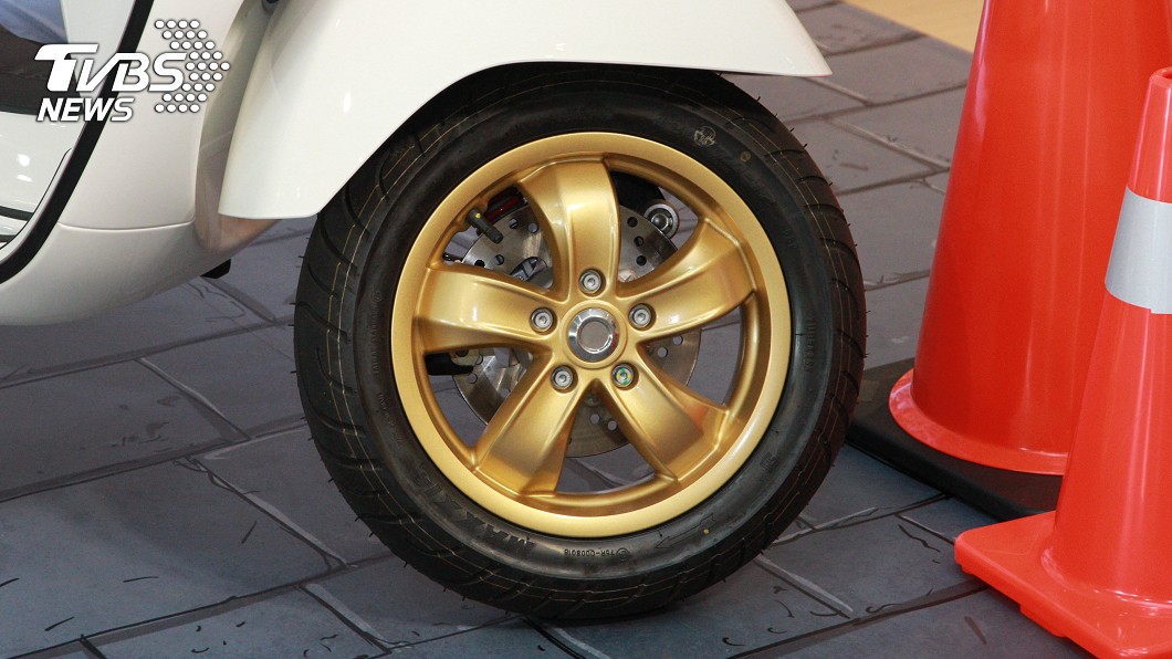 Vespa GTS 300 Racing Sixties同樣搭載黃金色輪框配置。
