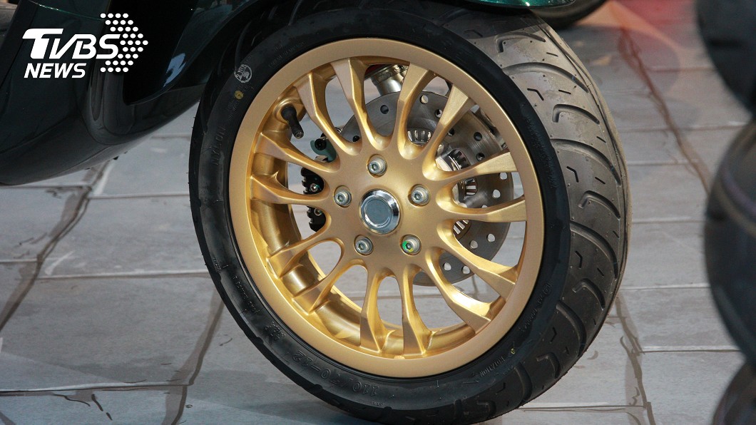 Vespa Racing Sixties特仕版專屬的黃金色輪圈，更帶來畫龍點睛的效果。