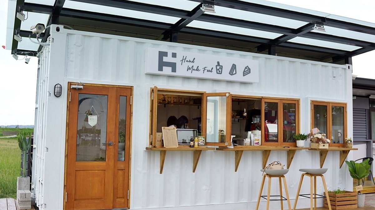 【新開店】南寮漁港貨櫃咖啡屋純白質感超好拍，還有濃濃花生培根大亨堡也必吃