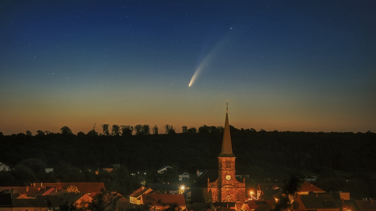 這幾天要早起看大彗星！23年來它最亮，3月新發現的NEOWISE肉眼就能看到