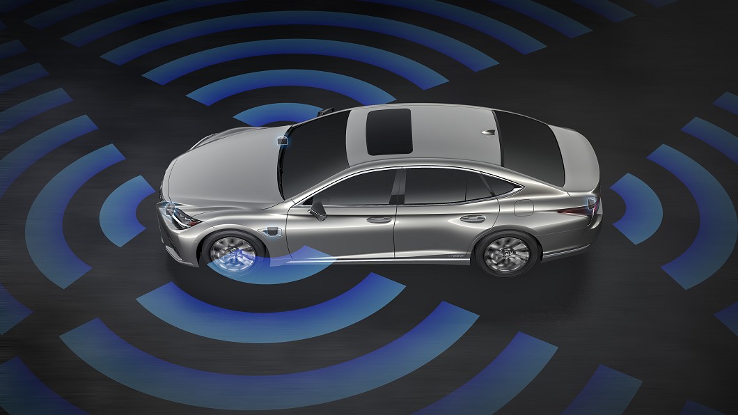 LS透過大量感測器感應車身周遭環境，作為先進駕駛輔助系統判斷週圍狀況的依據。(圖片來源/ Lexus)