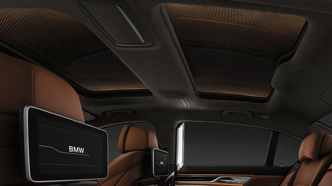 可納入車外星光的Sky Lounge全景式電動玻璃天窗，可以讓旅程更加愜意。(圖片來源/ BMW)