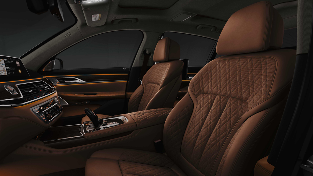 BMW 7系列Exclusive Edition層峰旗艦版，全車室使用觸感細緻柔軟的頂級Nappa真皮座椅。(圖片來源/ BMW)