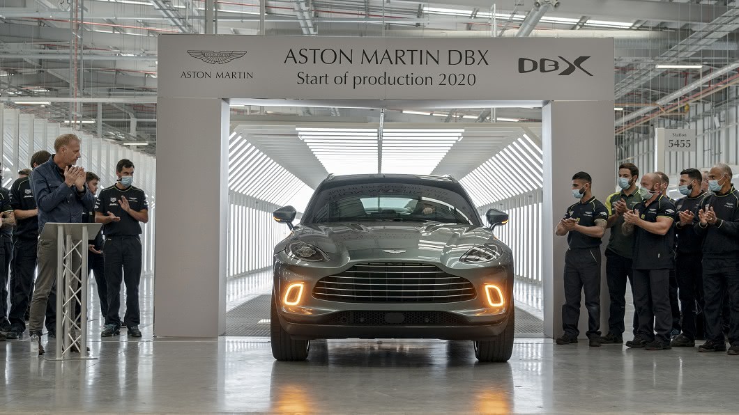 首輛量產DBX日前正式走出生產線。(圖片來源/ Aston Martin)