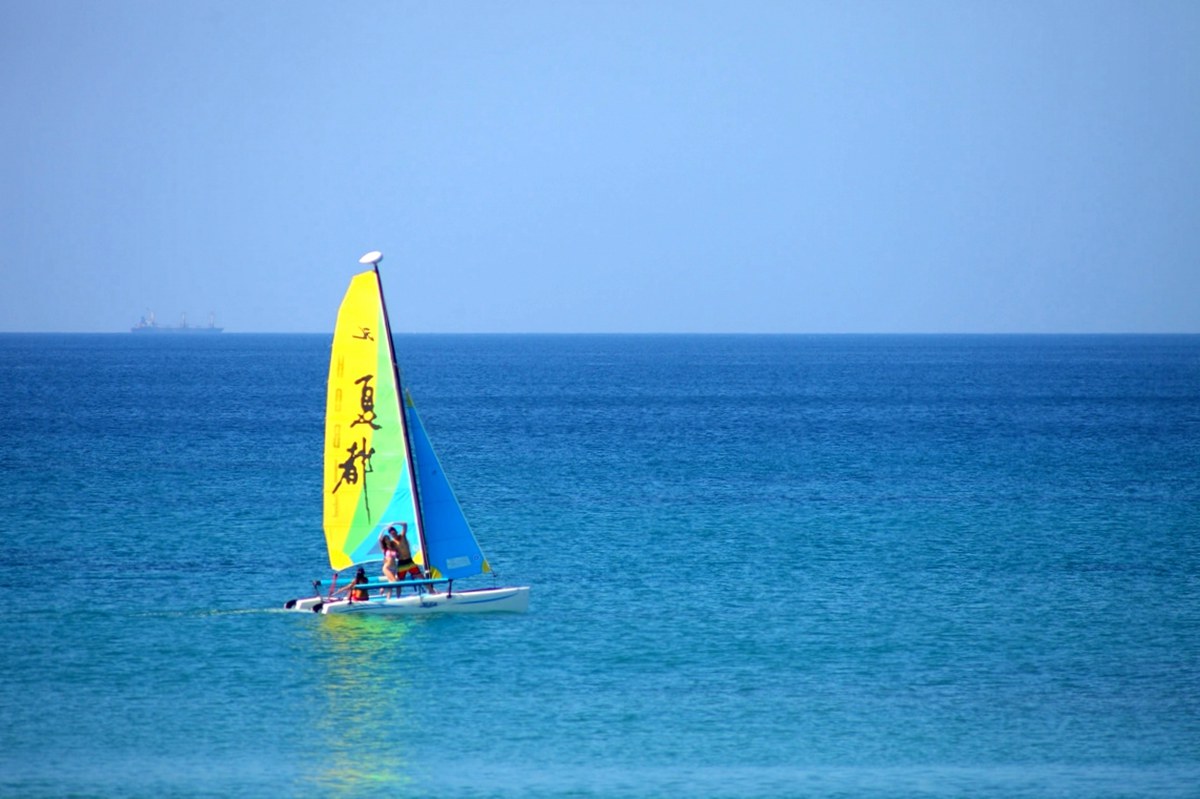 墾丁就是你的加勒比海！私人沙灘玩SUP、帆船，遊艇包船帶你出海