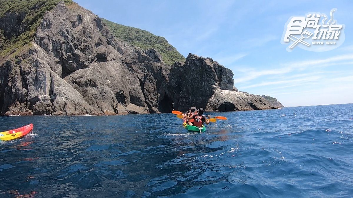 勇闖護國神山起點！划獨木舟穿越全台最大海蝕洞，無人沙灘賞絕美海上祕境