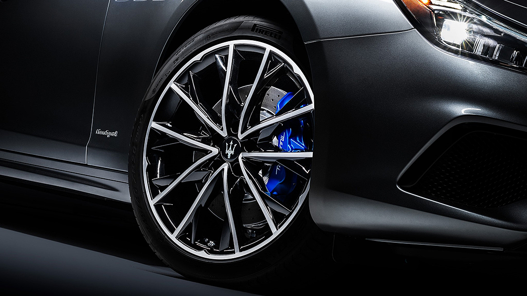 Ghibli Hybrid配備新設計鋁圈與藍色六活塞煞車卡鉗，兼具科技感與殺氣。(圖片來源/ Maserati)