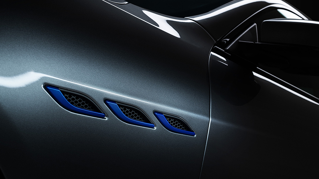 Ghibli MHEV的前葉子鈑與C柱廠徽等處，皆以藍色裝飾強調MHEV車型的節能感。(圖片來源/ Maserati)