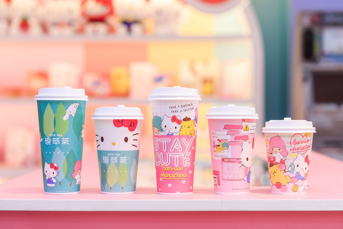 全球首間Hello Kitty超商登場！7-11聯手三麗鷗推「母子雙門市」，跟230公分Kitty合照