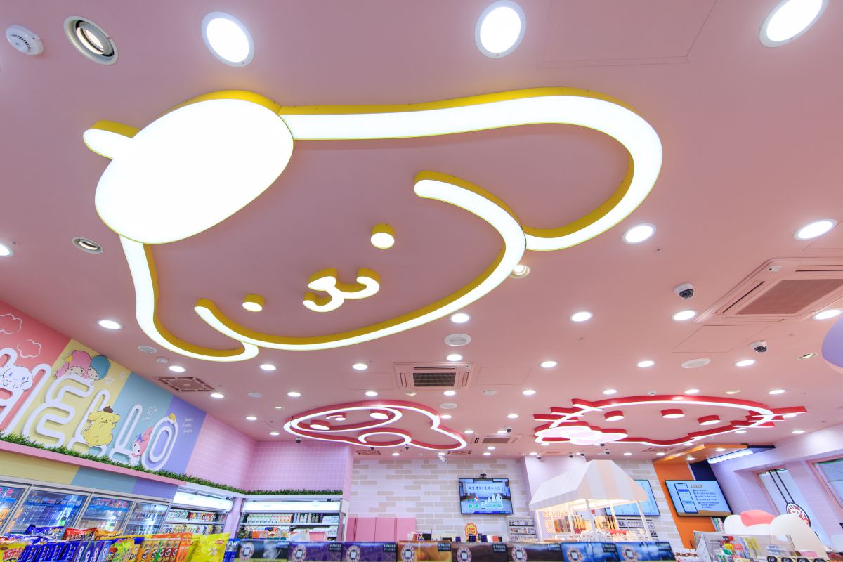 全球首間Hello Kitty超商登場！7-11聯手三麗鷗推「母子雙門市」，跟230公分Kitty合照
