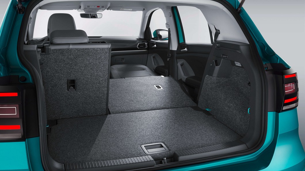 The T-Cross具備385至455公升的行李廂空間，透過座椅打平可一舉擴充至1281公升。(圖片來源/ Volkswagen)