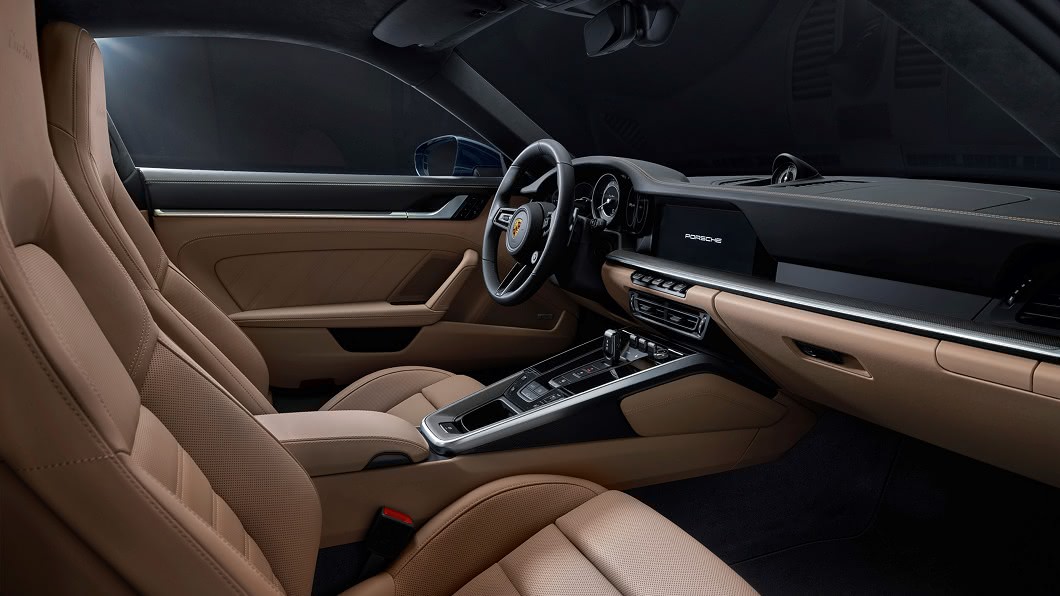 全新911 Turbo提供了現代化的內裝鋪陳，基本元素與911 Carrera車型上的駕駛座艙功能一致。(圖片來源/ Porsche)