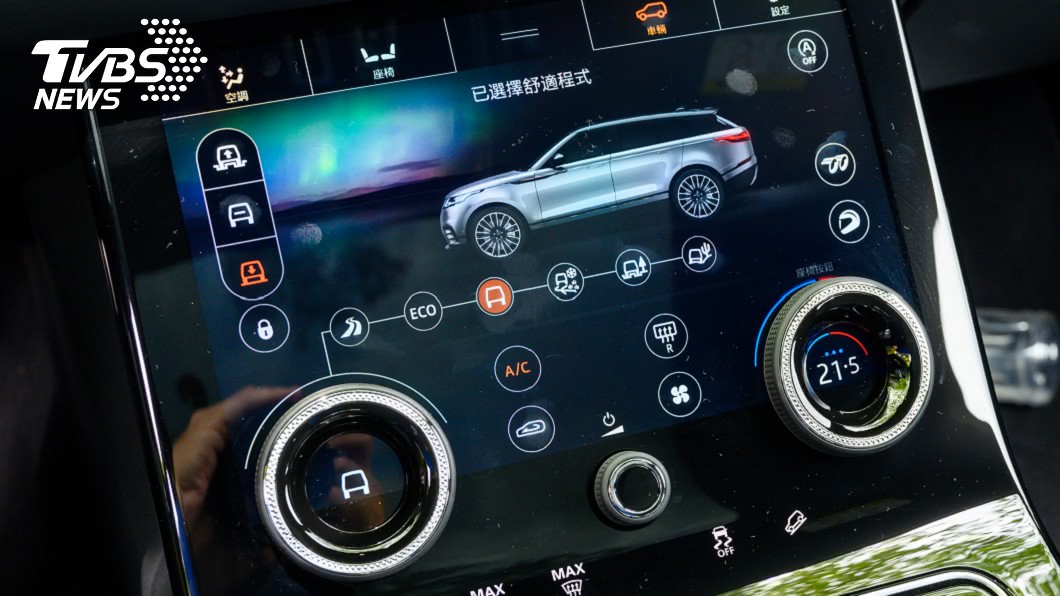 下半部的液晶螢幕可以控制車輛設定，讓駕駛隨時掌握車輛模式。