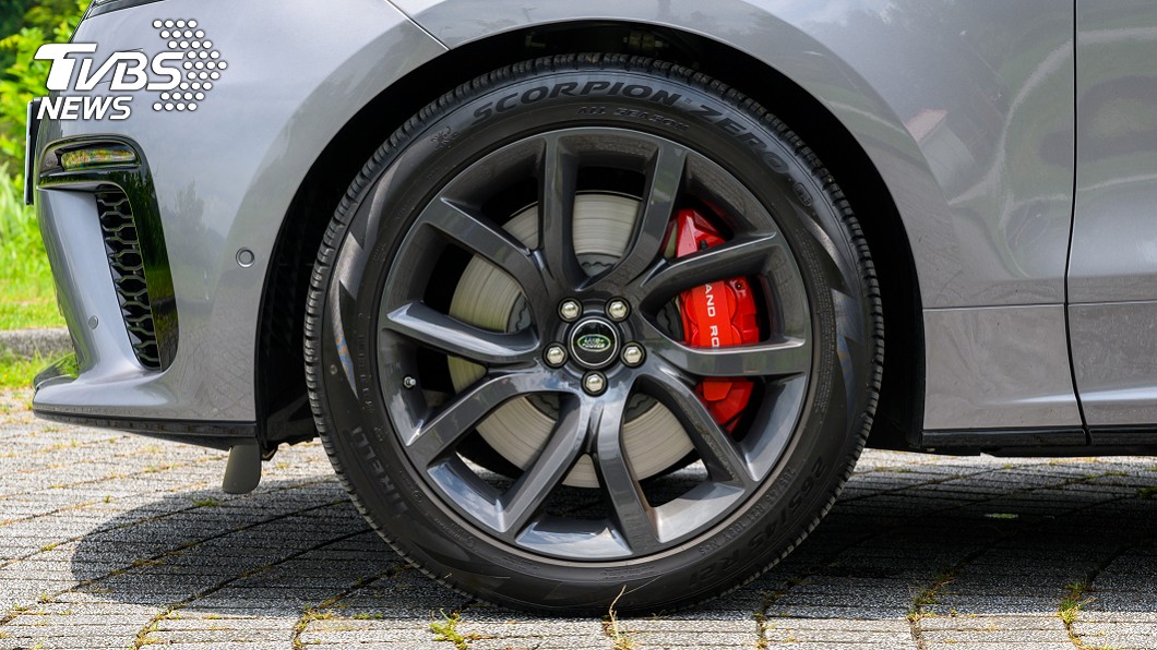 21吋鍛造輪圈搭配紅色煞車卡鉗，則帶來恰到好處的性能暗示。