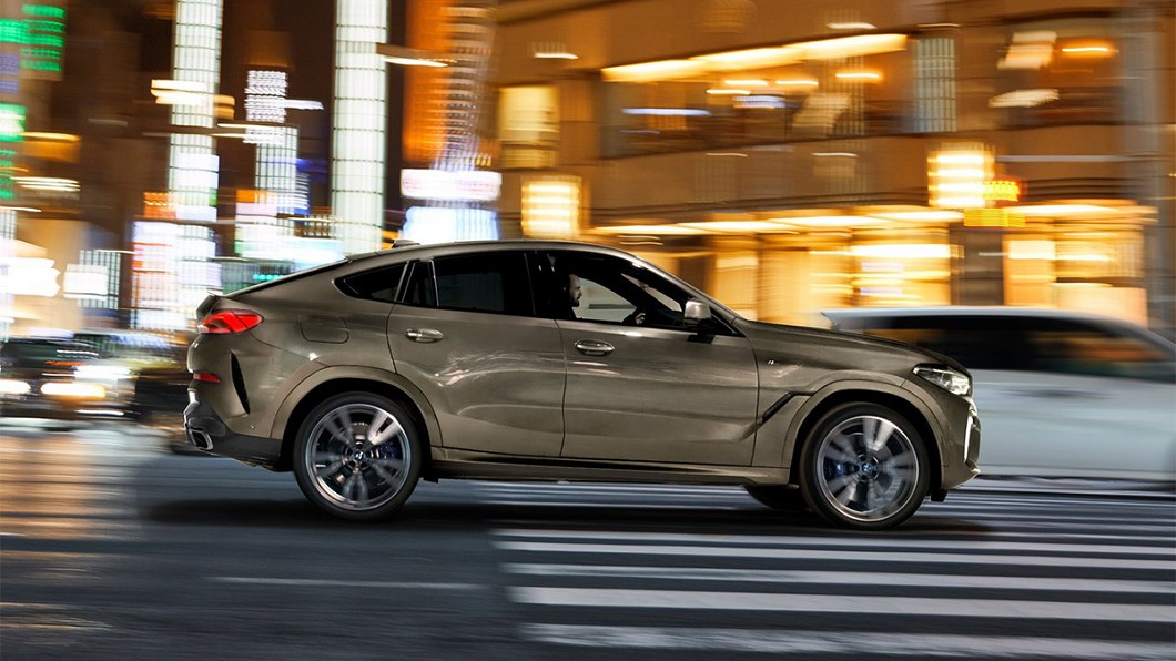 第三代X6車身降低6公分，車長則增加26mm，營造出更具跑格的視覺效果。(圖片來源/ BMW)