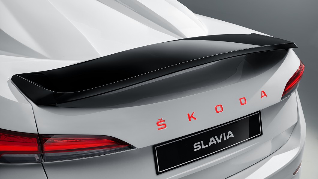 車尾不僅安裝大型尾翼，車名標示也採用紅色背光處理。(圖片來源/ Škoda)