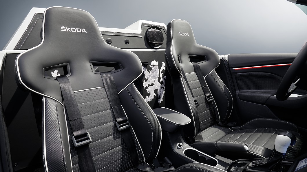 Sparco賽車座椅配上四點式安全帶，展現純然競技氣息。(圖片來源/ Škoda)
