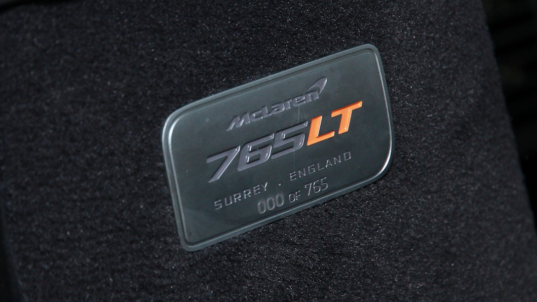 目前在台灣巡迴展養的765LT，為原廠出借的巡迴展演車輛，因此車身銘牌上的編號為000。