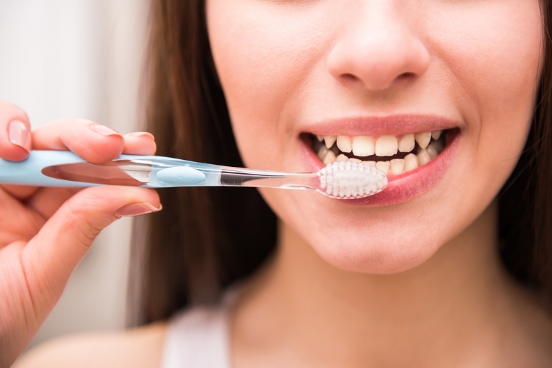 一天要刷幾次牙？美女牙醫來解答：用「貝氏刷牙法」睡前刷一次就夠了
