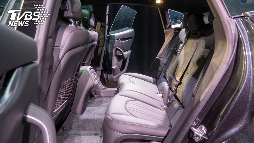 Levante為大型SUV級距，後座三度空間寬敞充裕，同時提供580升行李廂容量。