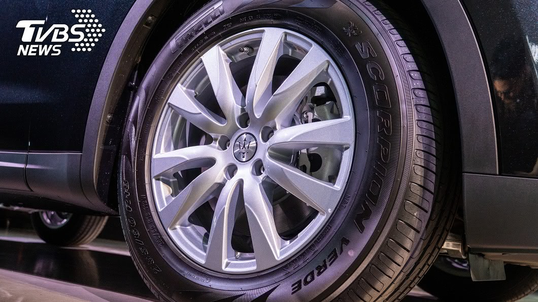 壓低售價後，Levante Elite取消ADAS主動安全輔助系統，並改配18吋圈胎，車內前雙座則簡化為六向電動調整。