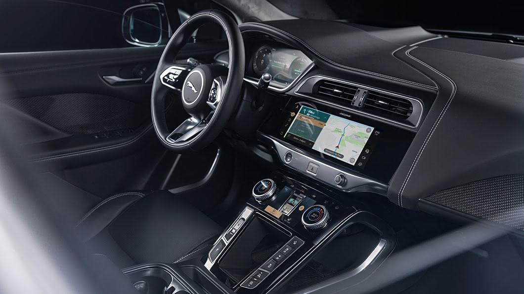 觸控面板雖然改變車載多媒體資訊整合系統面貌，行駛途中的操作便利性卻不如傳統實體按鈕。(圖片來源/ Jaguar Land Rover)