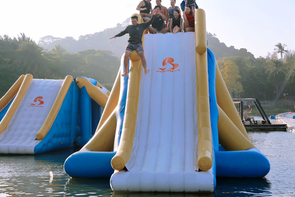 飛起來了！高雄親子來玩水，巨型氣墊滑梯水上彈跳超嗨，還可玩SUP、滑水板
